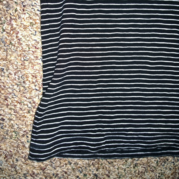 Men's EXPRESS V-Neck Pocket Tee-Shirt - Picture 4 of 4